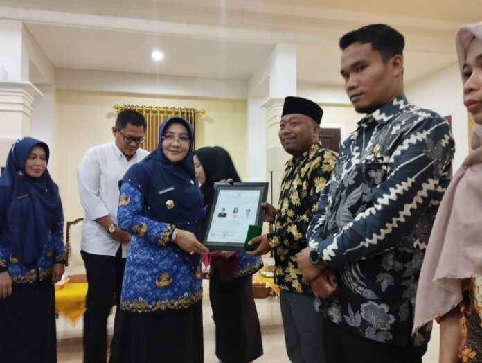 Bupati Berau memberikan apresiasi kepada enam kampung yang naik kelas