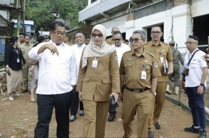 Pj Gubernur Kaltim, Akmal Malik, bersama Sekretaris Daerah Kaltim, Sri Wahyuni, beserta jajaran, saat meninjau RSJD Atma Husada.