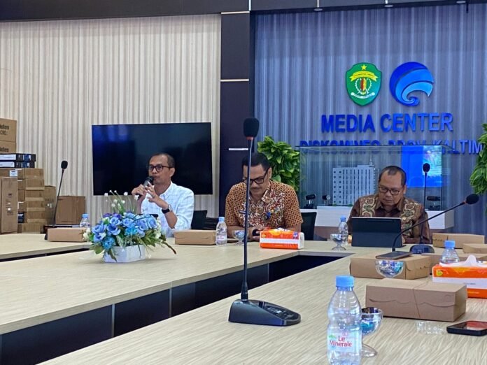 Kepala Disbun Kaltim, Akhmad Muzakkir (kiri).