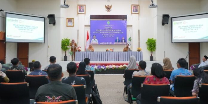 Barang Milik Daerah Sebagai Elemen Krusial Operasional Pemerintahan Ditekankan Nina Dewi TERKINIKU.COM Kepala Badan Pengembangan Sumber Daya Manusia Provinsi Kalimantan Timur Corporate University (BPSDM Kaltim CorpU), membuka Pelatihan Pengelolaan Barang Milik Daerah untuk ASN di lingkungan Pemerintah Provinsi Kalimantan Timur Angkatan 1 dan 2. Kegiatan tersebut diselenggarakan oleh Bidang Pengembangan Kompetensi Teknis (PKT) BPSDM Provinsi Kaltim, dengan narasumber dari BPKP Perwakilan Provinsi Kaltim dan BPSDM Provinsi Kaltim. Nina Dewi menekankan bahwa Barang Milik Daerah merupakan elemen krusial dalam operasional pemerintahan yang harus dikelola dengan baik. Ia menyoroti pentingnya pengelolaan yang efektif dan transparan untuk memastikan efisiensi penggunaan anggaran serta peningkatan kualitas dan keberlanjutan pelayanan publik. “Aset daerah adalah sumber daya ekonomi yang berperan strategis dalam meningkatkan layanan kepada masyarakat,” bebernya. Ia juga menjelaskan bahwa aset yang dikelola dengan baik dapat menjadi sumber pendanaan untuk berbagai fungsi pemerintahan daerah dan meningkatkan pendapatan asli daerah (PAD). Nina Dewi mendorong peserta untuk aktif dan antusias selama pelatihan ini. “Mari manfaatkan kesempatan ini untuk memperdalam pengetahuan dan keterampilan kita dalam mengelola barang milik daerah. Semoga pelatihan ini menjadi langkah awal yang baik untuk meningkatkan kualitas pengelolaan aset daerah,” ujar Nina Dewi menutup sambutannya. Sebelumnya, Kepala Bidang PKT BPSDM Kaltim, Apriyana Rachmawaty, melaporkan bahwa pelatihan ini berlangsung selama empat hari, dengan total 34 jam pelajaran (JP). “Pelatihan ini dilakukan secara tatap muka di Kampus Bagimu Negeri Jiwa Raga Kami BPSDM Provinsi Kaltim,” tutupnya. Acara ini dihadiri oleh sejumlah pejabat, termasuk Kepala Bidang Pengembangan ASN BKD Kaltim Sudarwanto, Kepala Bidang SKPK Siti Djaitun, Kasubbag Umum, Widyaiswara, Analis Pengembangan Kompetensi, serta staf terkait dari BPSDM Provinsi Kaltim. (Ehd)