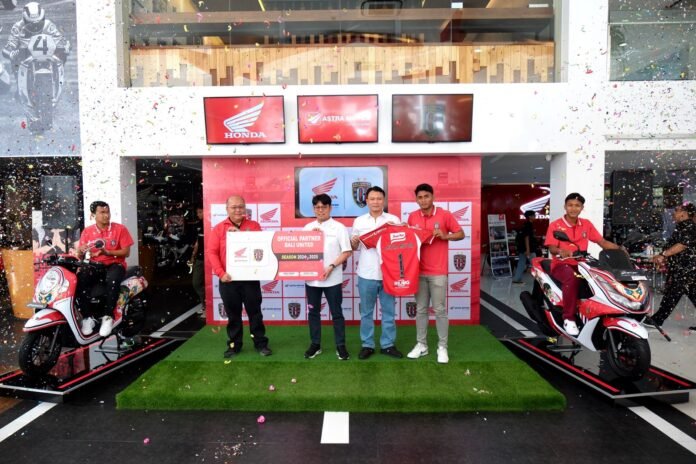Astra Motor dukung kembali Bali United di Liga 1 musim 2024/2025 ditandai dengan penandatangan jersey oleh Chief Executive Officer Bali United Yabes Tanuri, Chief Exevutive Astra Motor Robien Tony, Kepala Wilayah Astra Motor Bali Yohanes Kurniawan dan Komang Ariantara selaku perwakilan pemain dari Bali United (11/08/2024).