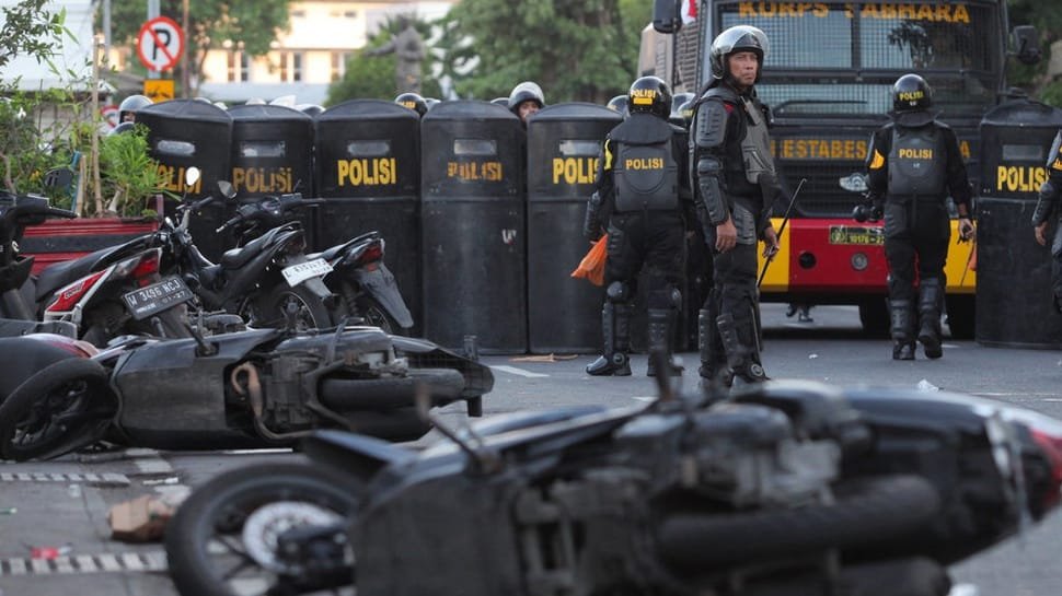 antarafoto-aksi-unjuk-rasa-ricuh-di-polrestabes-surabaya-1756606643_ratio-16x9