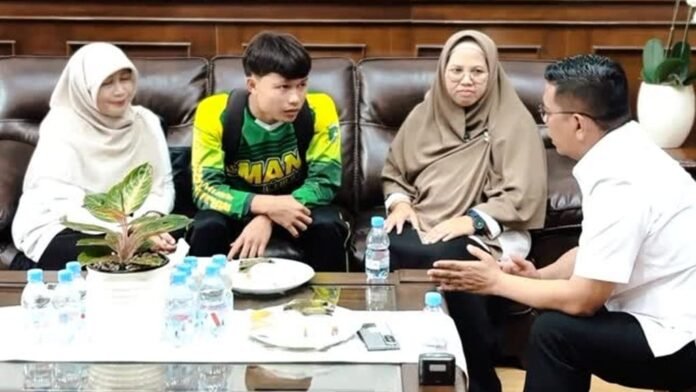 kepala-sekolah-dan-siswa-sman-1-cimarga_ratio-16x9